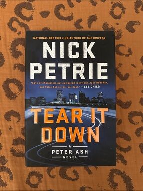 Nick Petrie "Tear It Down" - Paperback Thriller in Blue and Orange